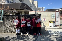 新一年生に向けてビラ配り