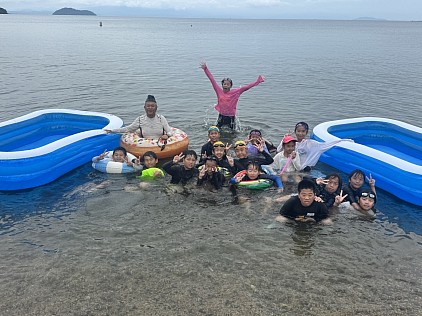 強化合宿の最終日には琵琶湖で湖水浴を行いました。帰りには近江牛のハンバーグを食べて全員満足！！　ジュネーゼFCではサッカー以外にも地域のイベントにも積極的に参加し、他にも様々な活動を行っております。