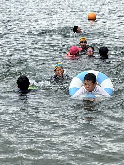 遠征中に湖水浴