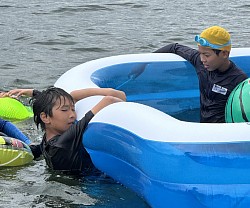 遠征中に湖水浴